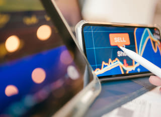 Trader σε πολλαπλές αγορές που αναλύει Bitcoin, Ethereum και επιλογές forex